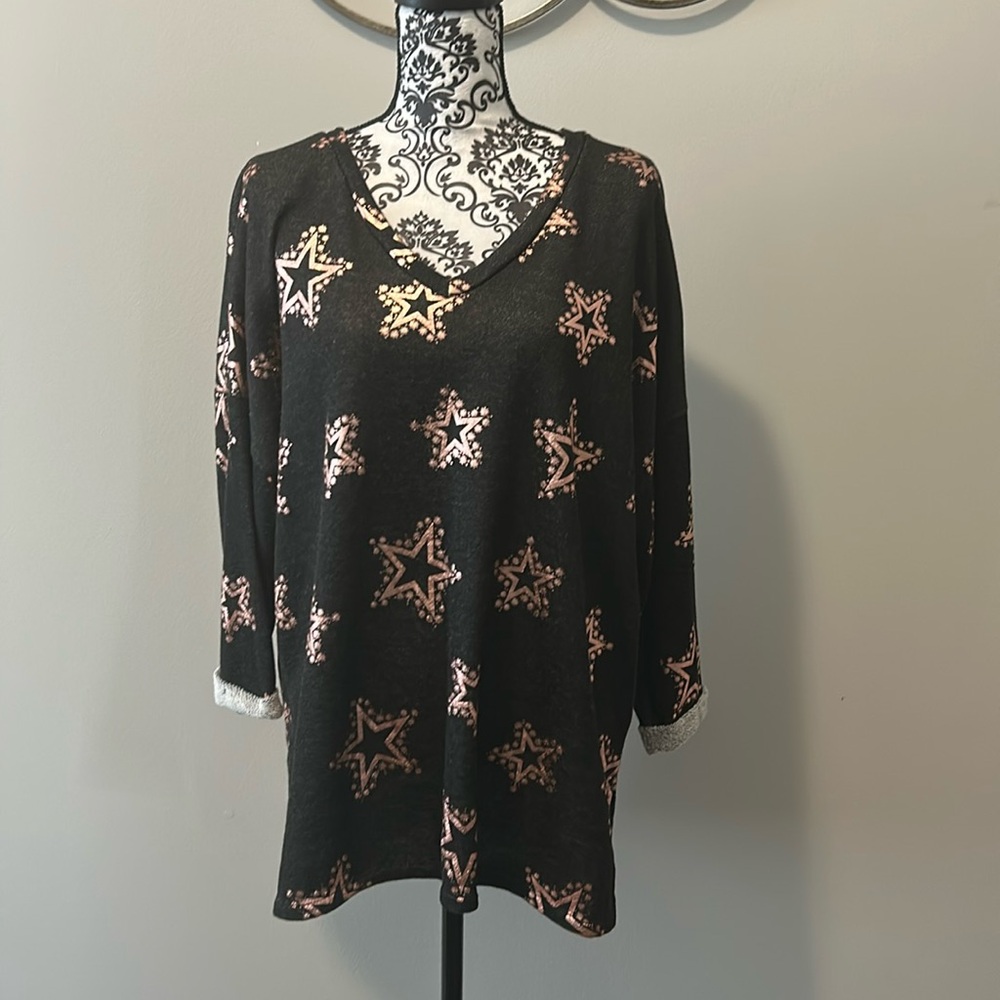 NWOT.  Woman’s v-neck t-shirt with 3/4 length sleeves and copper star pattern.
